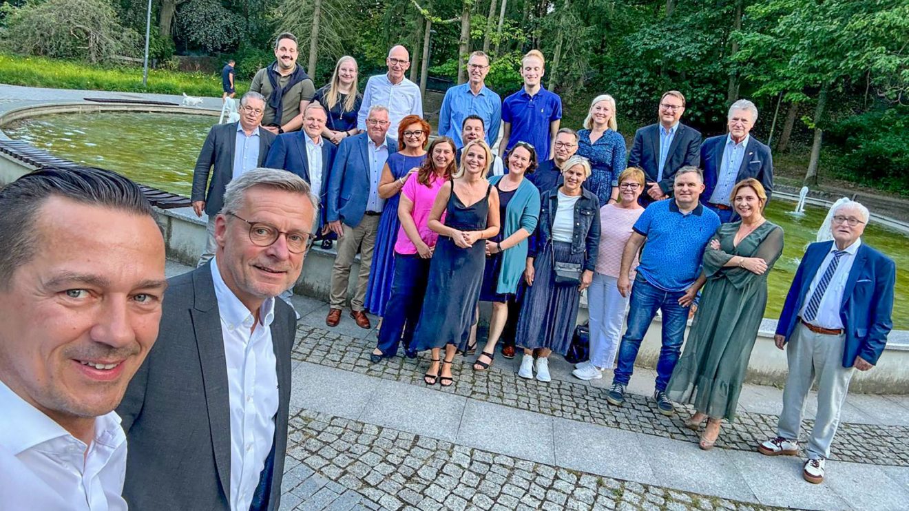 Die Bürgermeister Michał Kontraktowicz und Otto Steinkamp mit der Wallenhorster Delegation und ihren Gastgebern. Foto: Michał Kontraktowicz