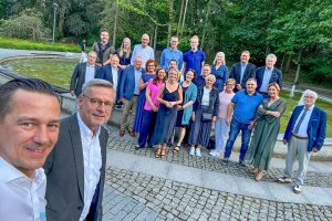 Die Bürgermeister Michał Kontraktowicz und Otto Steinkamp mit der Wallenhorster Delegation und ihren Gastgebern. Foto: Michał Kontraktowicz