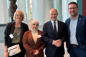 Zu Gast im Bundeskanzleramt (von links): Friseurmeisterin Ines Brünger, die Auszubildende Saliha Khalaf und MaßArbeit-Vorstand Lars Hellmer (rechts) mit Bundeskanzler Olaf Scholz. Foto: MaßArbeit