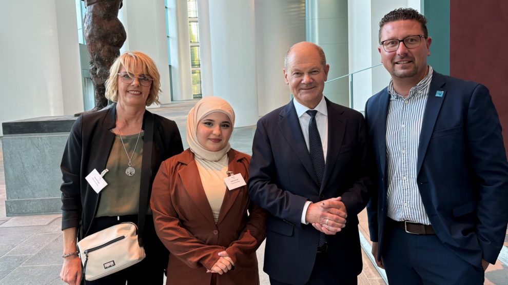 Zu Gast im Bundeskanzleramt (von links): Friseurmeisterin Ines Brünger, die Auszubildende Saliha Khalaf und MaßArbeit-Vorstand Lars Hellmer (rechts) mit Bundeskanzler Olaf Scholz. Foto: MaßArbeit