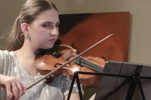 Alexandra Weissbecker mit einem spektakulären Violinauftritt im Ruller Haus. Foto: Ruller Haus