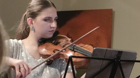 Alexandra Weissbecker mit einem spektakulären Violinauftritt im Ruller Haus. Foto: Ruller Haus