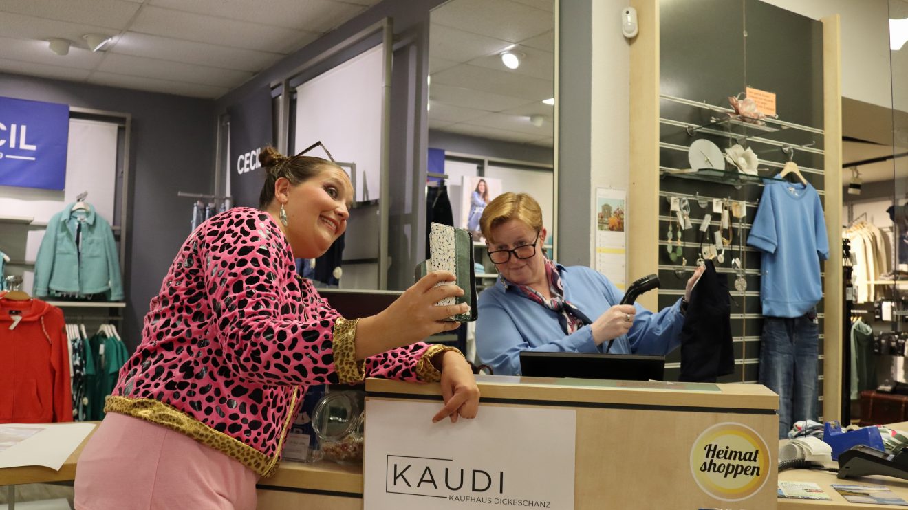 Die Laienschauspielgruppe Theaterfüchse Wallenhorst e.V. spielt dieses Jahr die Shoppingkomödie „Kaufhaus in Trouble“ in drei Akten von Winni Abel. Foto: Theaterfüchse Wallenhorst e.V.