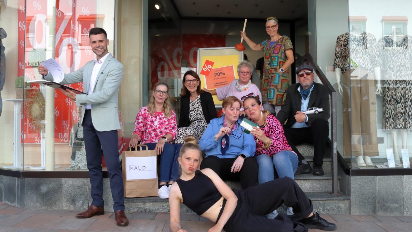 Die Laienschauspielgruppe Theaterfüchse Wallenhorst e.V. spielt dieses Jahr die Shoppingkomödie „Kaufhaus in Trouble“ in drei Akten von Winni Abel. Foto: Theaterfüchse Wallenhorst e.V.