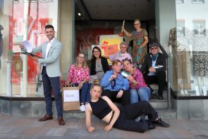 Die Laienschauspielgruppe Theaterfüchse Wallenhorst e.V. spielt dieses Jahr die Shoppingkomödie „Kaufhaus in Trouble“ in drei Akten von Winni Abel. Foto: Theaterfüchse Wallenhorst e.V.