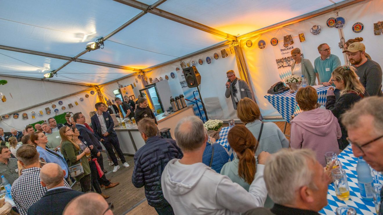 Im Backstage-Bereich des Hollager Oktoberfestzeltes knüpfen die Gäste des Dämmerschoppens neue Kontakte. Foto: Gemeinde Wallenhorst / André Thöle