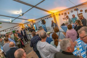 Im Backstage-Bereich des Hollager Oktoberfestzeltes knüpfen die Gäste des Dämmerschoppens neue Kontakte. Foto: Gemeinde Wallenhorst / André Thöle