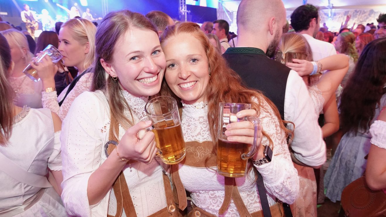 Egal ob Dirndl oder Lederhose, Hauptsache bayrische Tracht. Foto: Markus Böwer / Kolpingsfamilie Hollage