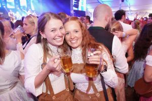 Egal ob Dirndl oder Lederhose, Hauptsache bayrische Tracht. Foto: Markus Böwer / Kolpingsfamilie Hollage