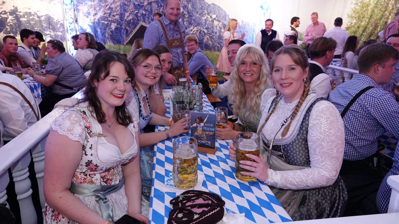 Ob als private Gruppe oder als Unternehmen, in den „Wiesnboxen“ lässt sich zünftig feiern. Foto: Markus Böwer / Kolpingsfamilie Hollage