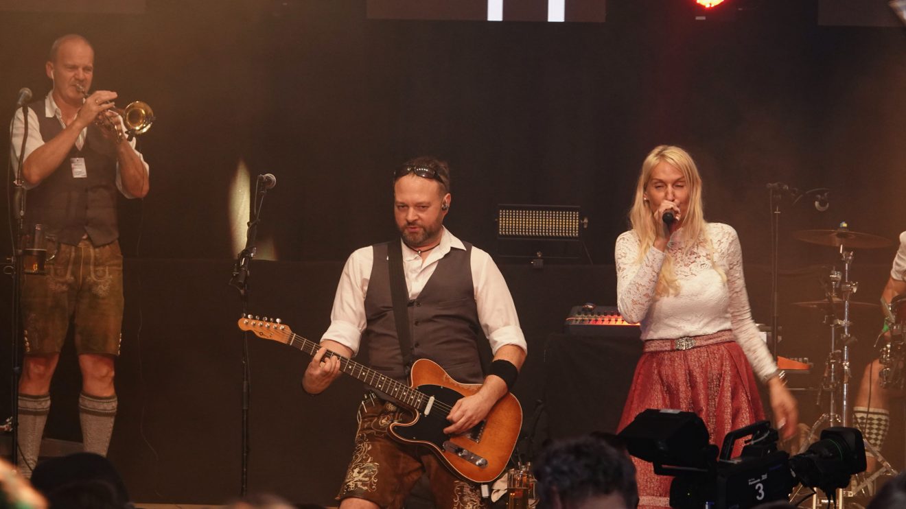 Vom Münchener Oktoberfest direkt nach Hollage: 089 sorgt für die passende Stimmung im Festzelt. Foto: Markus Böwer / Kolpingsfamilie Hollage