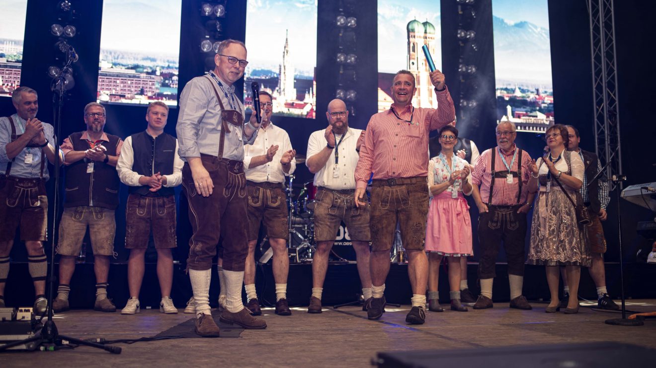 Heiner Placke übergibt die Leitung des Oktoberfestes an Carsten Kühl. Foto: Dominik Kluge / Kolpingsfamilie Hollage