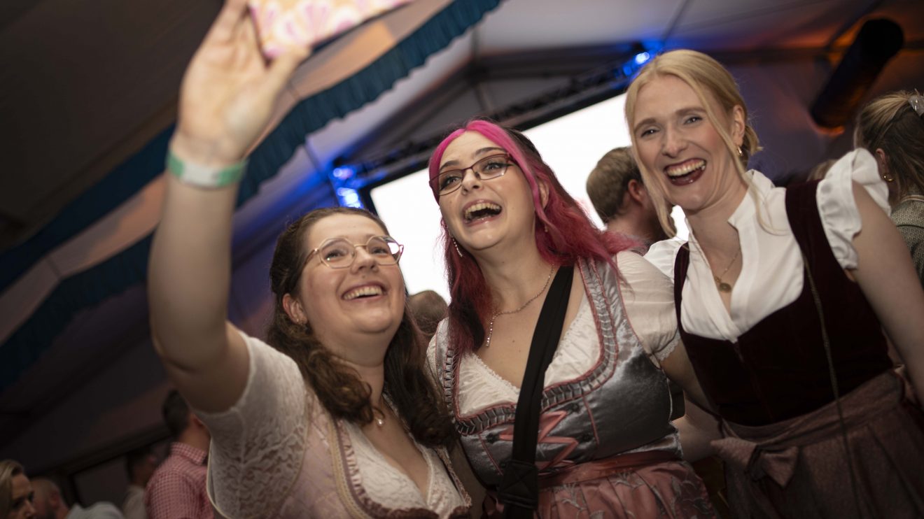 Die Gäste haben viel Spaß auf dem Hollager Oktoberfest. Foto: Dominik Kluge / Kolpingsfamilie Hollage