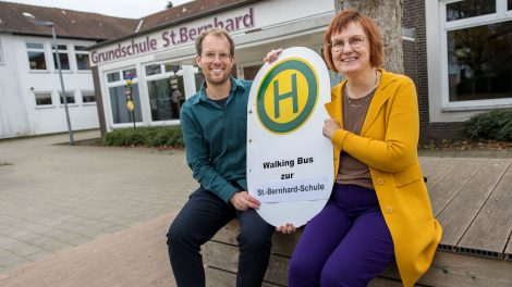 Warten auf den Walking Bus: Stefan Brune und Petra Wiegmann vor der St.-Bernhard-Schule. Foto: Gemeinde Wallenhorst / André Thöle