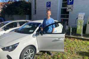 Ab sofort kann ein dritter Pkw am Wallenhorster Rathaus gebucht werden. Stefan Brune freut sich über die große Nachfrage nach dem Carsharing-Angebot. Foto: Gemeinde Wallenhorst