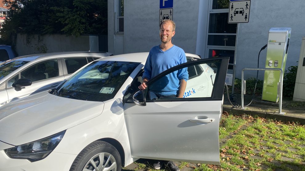 Ab sofort kann ein dritter Pkw am Wallenhorster Rathaus gebucht werden. Stefan Brune freut sich über die große Nachfrage nach dem Carsharing-Angebot. Foto: Gemeinde Wallenhorst