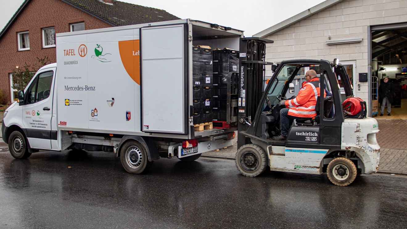 Bereits zum dritten Mal packen mehr als 100 ehrenamtliche Helferinnen und Helfer insgesamt 15 Zutaten für eine Tüte voller Weihnachtszauber beim DRK in Wallenhorst zusammen. Foto: Marc Dallmöller