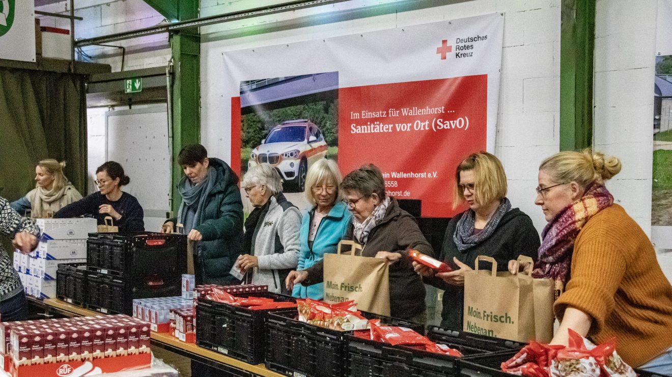 Bereits zum dritten Mal packen mehr als 100 ehrenamtliche Helferinnen und Helfer insgesamt 15 Zutaten für eine Tüte voller Weihnachtszauber beim DRK in Wallenhorst zusammen. Foto: Marc Dallmöller