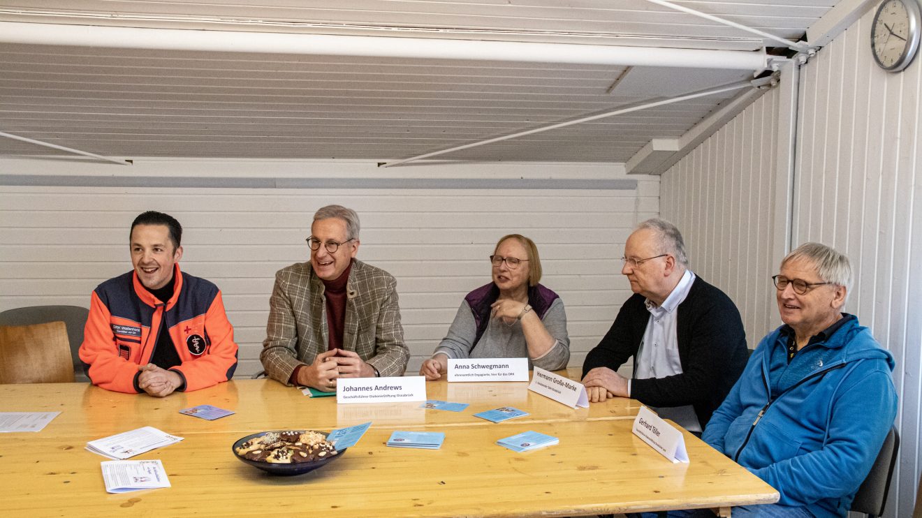 Bereits zum dritten Mal packen mehr als 100 ehrenamtliche Helferinnen und Helfer insgesamt 15 Zutaten für eine Tüte voller Weihnachtszauber beim DRK in Wallenhorst zusammen. Foto: Marc Dallmöller