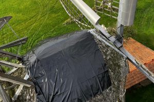 Das Dach der Kappe der Windmühle Lechtingen hat leider eine größere Anzahl von kleinen und größeren Löchern. Foto: Ansgar Vennemann