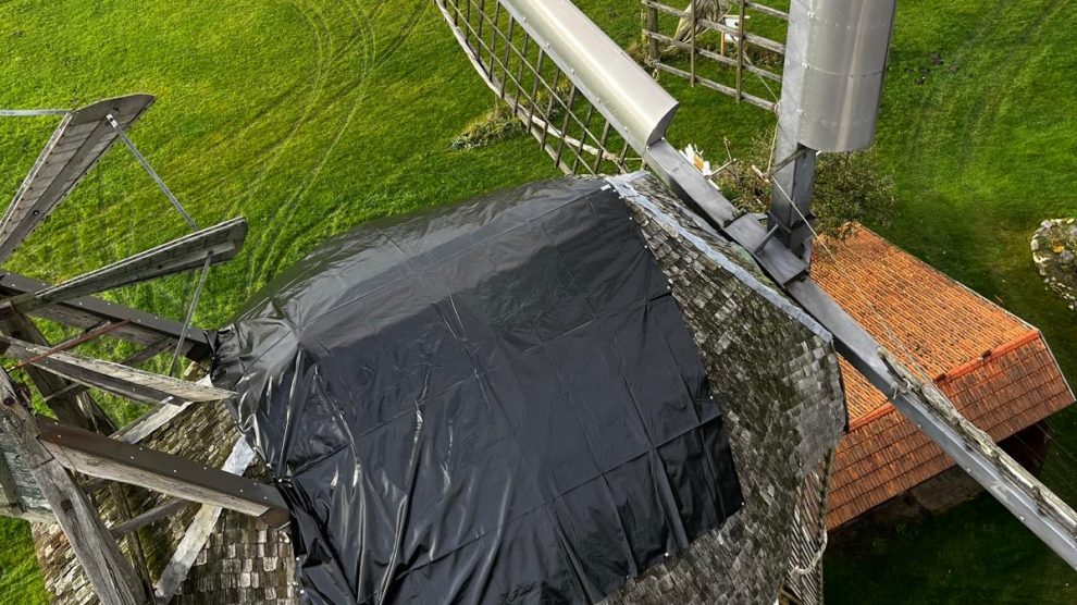 Das Dach der Kappe der Windmühle Lechtingen hat leider eine größere Anzahl von kleinen und größeren Löchern. Foto: Ansgar Vennemann