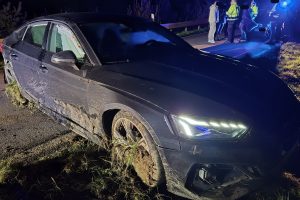 Der Audi RS5 kam nach dem Zusammenprall mit der Mittelschutzplanke auf der Auffahrt Achmer zum Stehen. Foto: Marc Dallmöller / md-foto.com