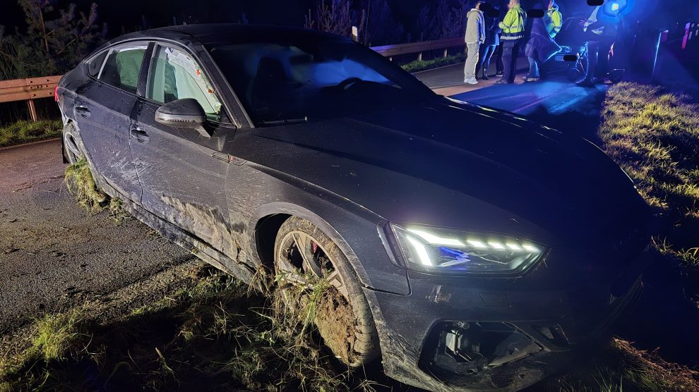 Der Audi RS5 kam nach dem Zusammenprall mit der Mittelschutzplanke auf der Auffahrt Achmer zum Stehen. Foto: Marc Dallmöller / md-foto.com