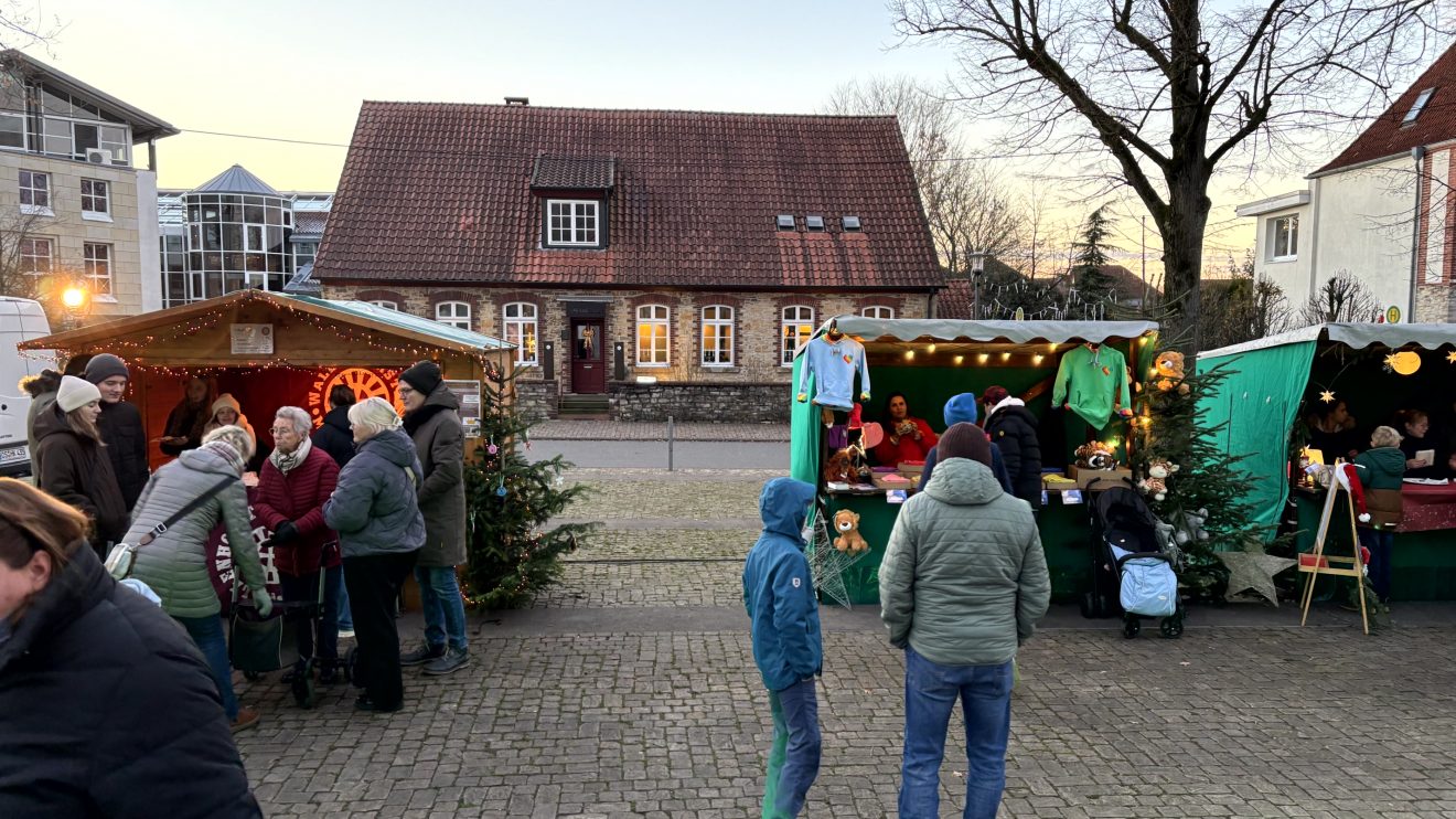 Der Wallenhorster Weihnachtsmarkt als ein Höhepunkt der Vorweihnachtszeit im Zentrum von Wallenhorst an der Alexanderkirche. Foto: Wallenhorster.de