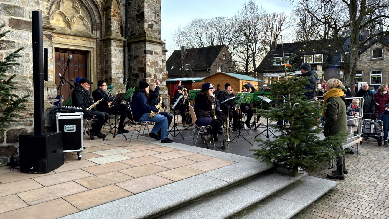 Der Wallenhorster Weihnachtsmarkt als ein Höhepunkt der Vorweihnachtszeit im Zentrum von Wallenhorst an der Alexanderkirche. Foto: Wallenhorster.de