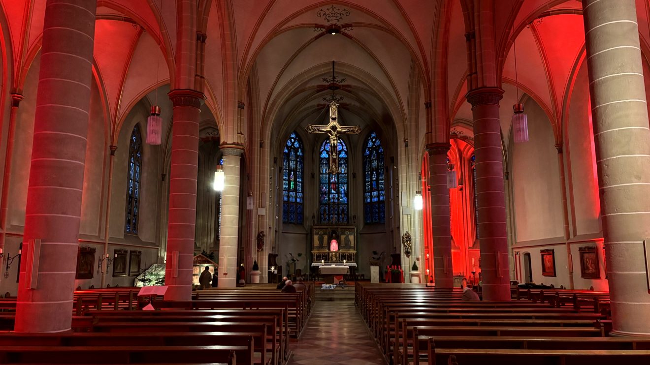 Der Wallenhorster Weihnachtsmarkt als ein Höhepunkt der Vorweihnachtszeit im Zentrum von Wallenhorst an der Alexanderkirche. Foto: Wallenhorster.de