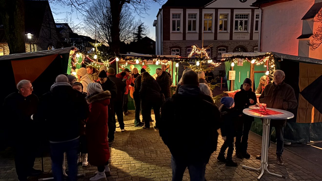 Der Wallenhorster Weihnachtsmarkt als ein Höhepunkt der Vorweihnachtszeit im Zentrum von Wallenhorst an der Alexanderkirche. Foto: Wallenhorster.de