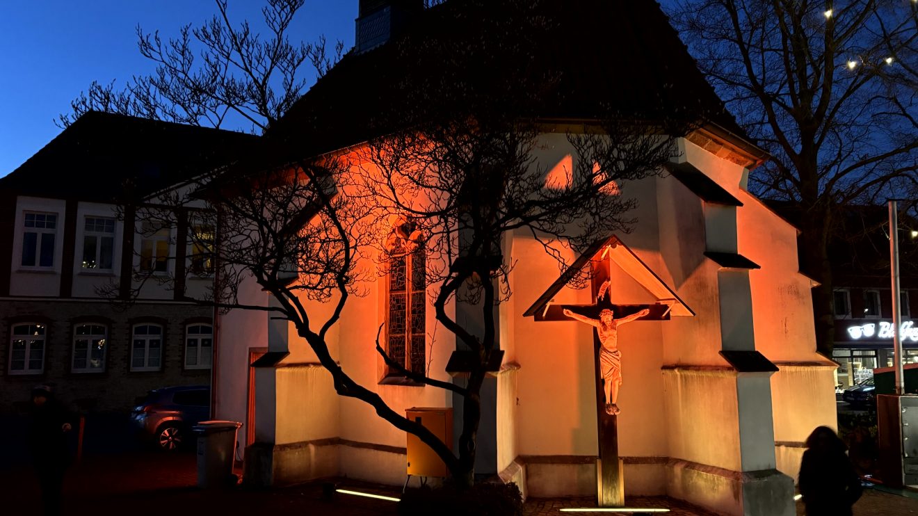 Der Wallenhorster Weihnachtsmarkt als ein Höhepunkt der Vorweihnachtszeit im Zentrum von Wallenhorst an der Alexanderkirche. Foto: Wallenhorster.de