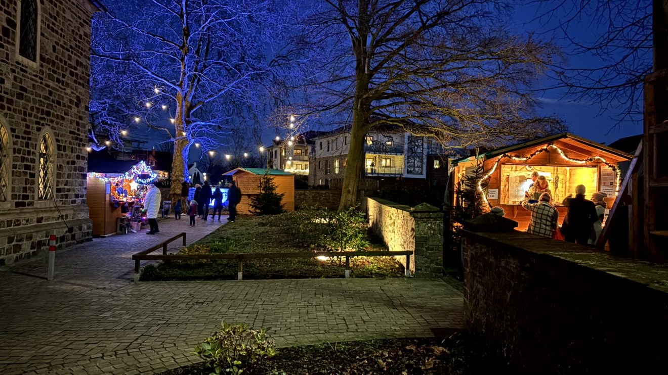 Der Wallenhorster Weihnachtsmarkt als ein Höhepunkt der Vorweihnachtszeit im Zentrum von Wallenhorst an der Alexanderkirche. Foto: Wallenhorster.de