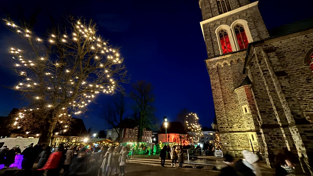 Der Wallenhorster Weihnachtsmarkt als ein Höhepunkt der Vorweihnachtszeit im Zentrum von Wallenhorst an der Alexanderkirche. Foto: Wallenhorster.de