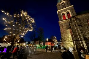 Der Wallenhorster Weihnachtsmarkt als ein Höhepunkt der Vorweihnachtszeit im Zentrum von Wallenhorst an der Alexanderkirche. Foto: Wallenhorster.de