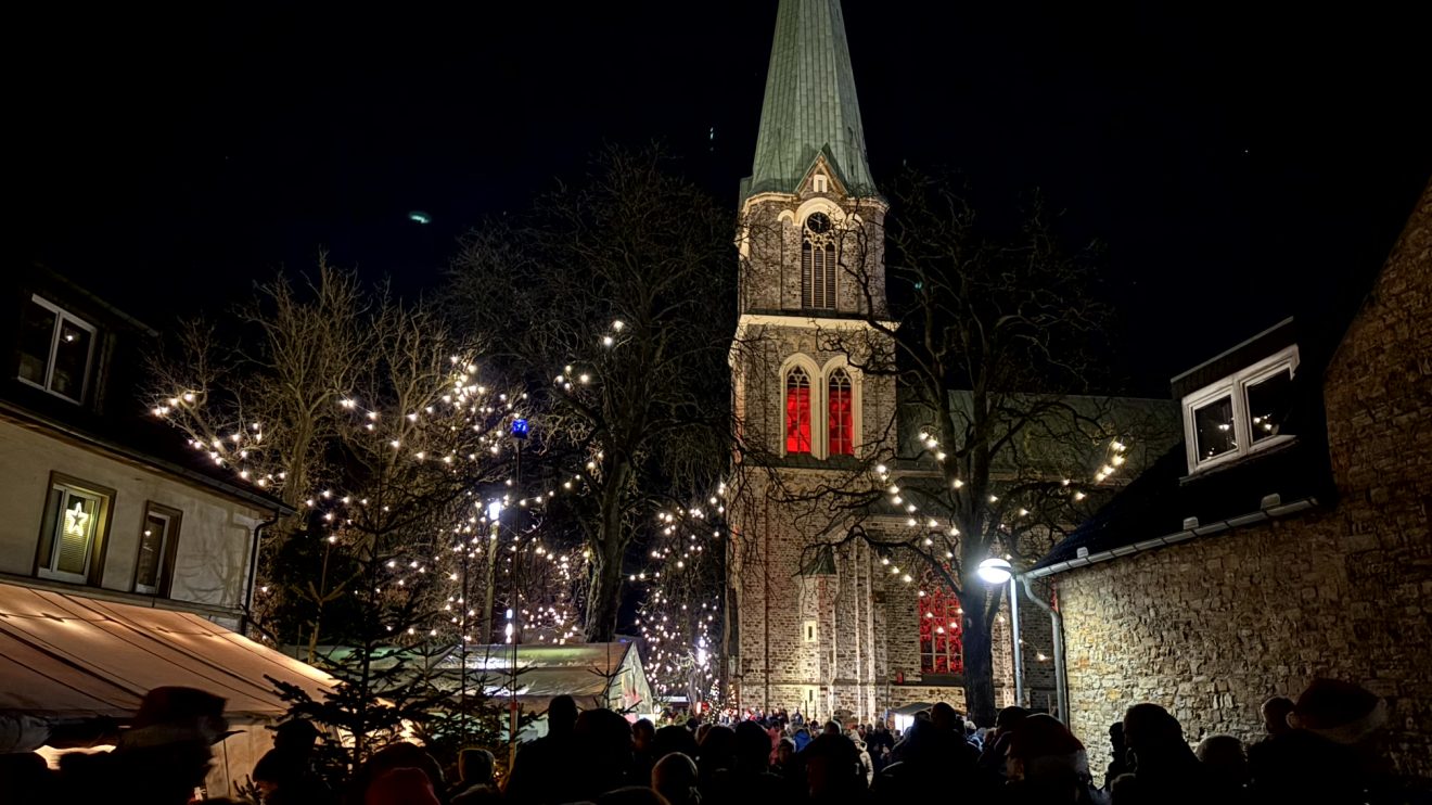 Der Wallenhorster Weihnachtsmarkt als ein Höhepunkt der Vorweihnachtszeit im Zentrum von Wallenhorst an der Alexanderkirche. Foto: Wallenhorster.de