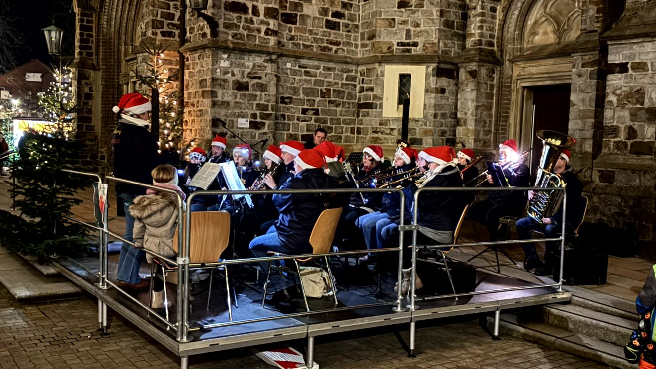 Der Wallenhorster Weihnachtsmarkt als ein Höhepunkt der Vorweihnachtszeit im Zentrum von Wallenhorst an der Alexanderkirche. Foto: Wallenhorster.de