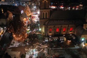 Der Wallenhorster Weihnachtsmarkt als ein Höhepunkt der Vorweihnachtszeit im Zentrum von Wallenhorst an der Alexanderkirche. Foto: Thomas Barlag