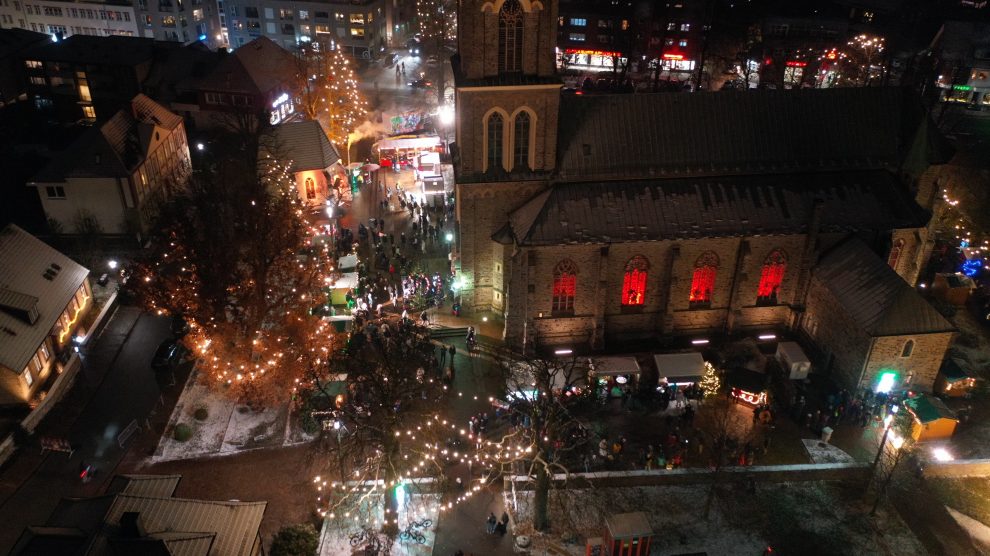 Der Wallenhorster Weihnachtsmarkt als ein Höhepunkt der Vorweihnachtszeit im Zentrum von Wallenhorst an der Alexanderkirche. Foto: Thomas Barlag