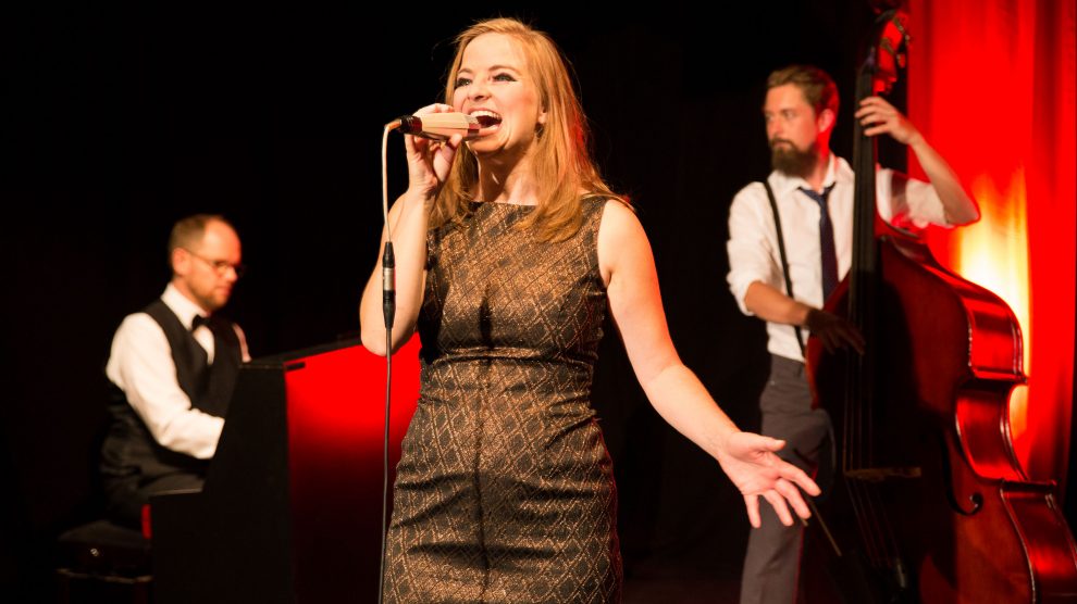 Schauspielerin und Sängerin Anke Jansen interpretiert Hildegard Knef in ihrem Solo-Programm. Foto: Lukas Grey