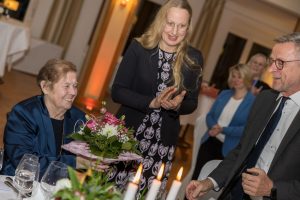 Landrätin Anna Kebschull und Wallenhorsts Bürgermeister Otto Steinkamp gratulieren Marlies Robben zum Bundesverdienstkreuz am Bande. Foto: André Thöle