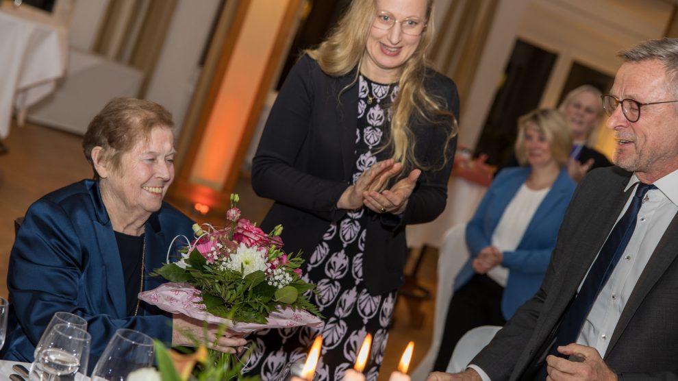 Landrätin Anna Kebschull und Wallenhorsts Bürgermeister Otto Steinkamp gratulieren Marlies Robben zum Bundesverdienstkreuz am Bande. Foto: André Thöle