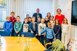 Kinder der Erich-Kästner-Schule überreichen mit ihrer Lehrerin Sandra Nee Puzzleteile an Bürgermeister Otto Steinkamp. Foto: Beatrix Weber-Dahlmann