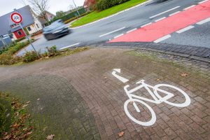 Am Kreisverkehr am Pingelstrang wird der Radverkehr jetzt nur noch in eine Richtung geführt. Foto: Gemeinde Wallenhorst / André Thöle