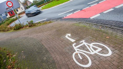 Am Kreisverkehr am Pingelstrang wird der Radverkehr jetzt nur noch in eine Richtung geführt. Foto: Gemeinde Wallenhorst / André Thöle