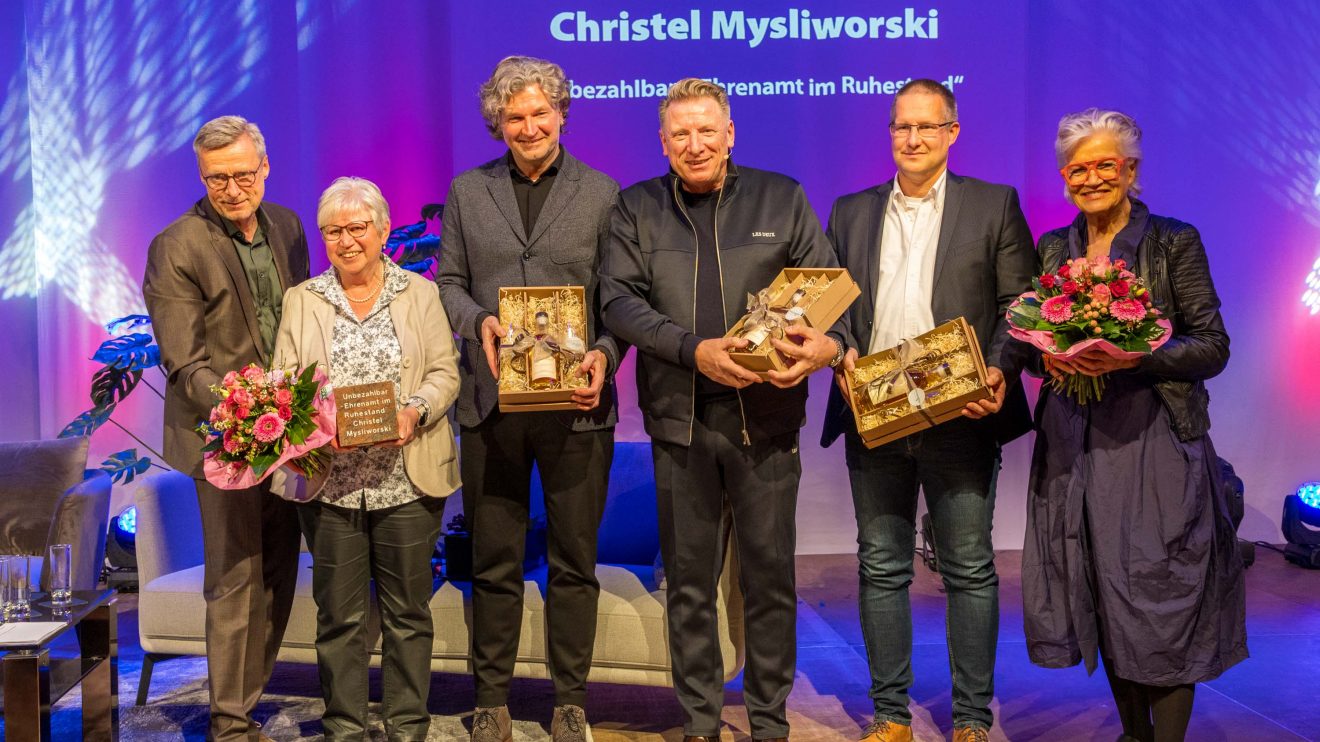 Preisträgerin Christel Mysliworski (2. von links) mit Bürgermeister Otto Steinkamp, Wilhelm Loth, Ludger Abeln, Sebastian Hollermann und Greta Silver. Foto: Gemeinde Wallenhorst / André Thöle