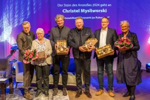 Preisträgerin Christel Mysliworski (2. von links) mit Bürgermeister Otto Steinkamp, Wilhelm Loth, Ludger Abeln, Sebastian Hollermann und Greta Silver. Foto: Gemeinde Wallenhorst / André Thöle