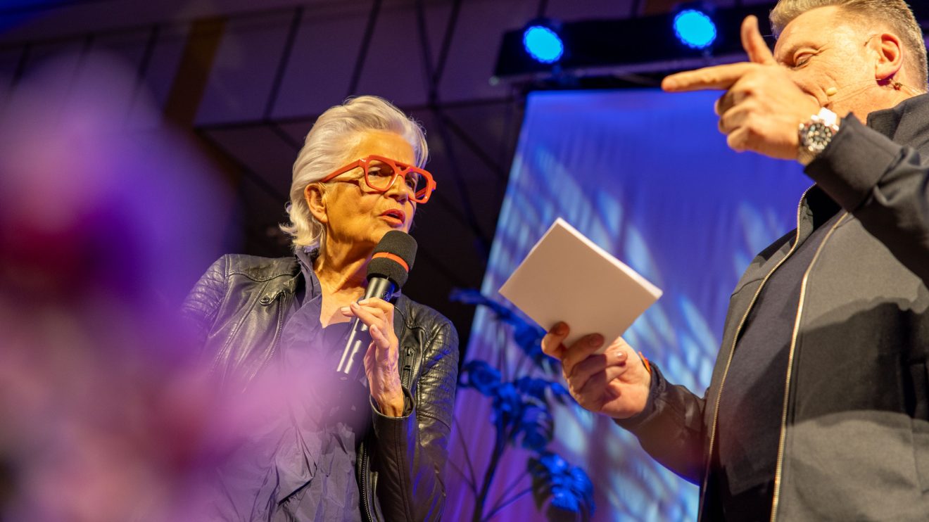 Ludger Abeln im Gespräch mit Bestsellerautorin Greta Silver. Foto: Gemeinde Wallenhorst / André Thöle