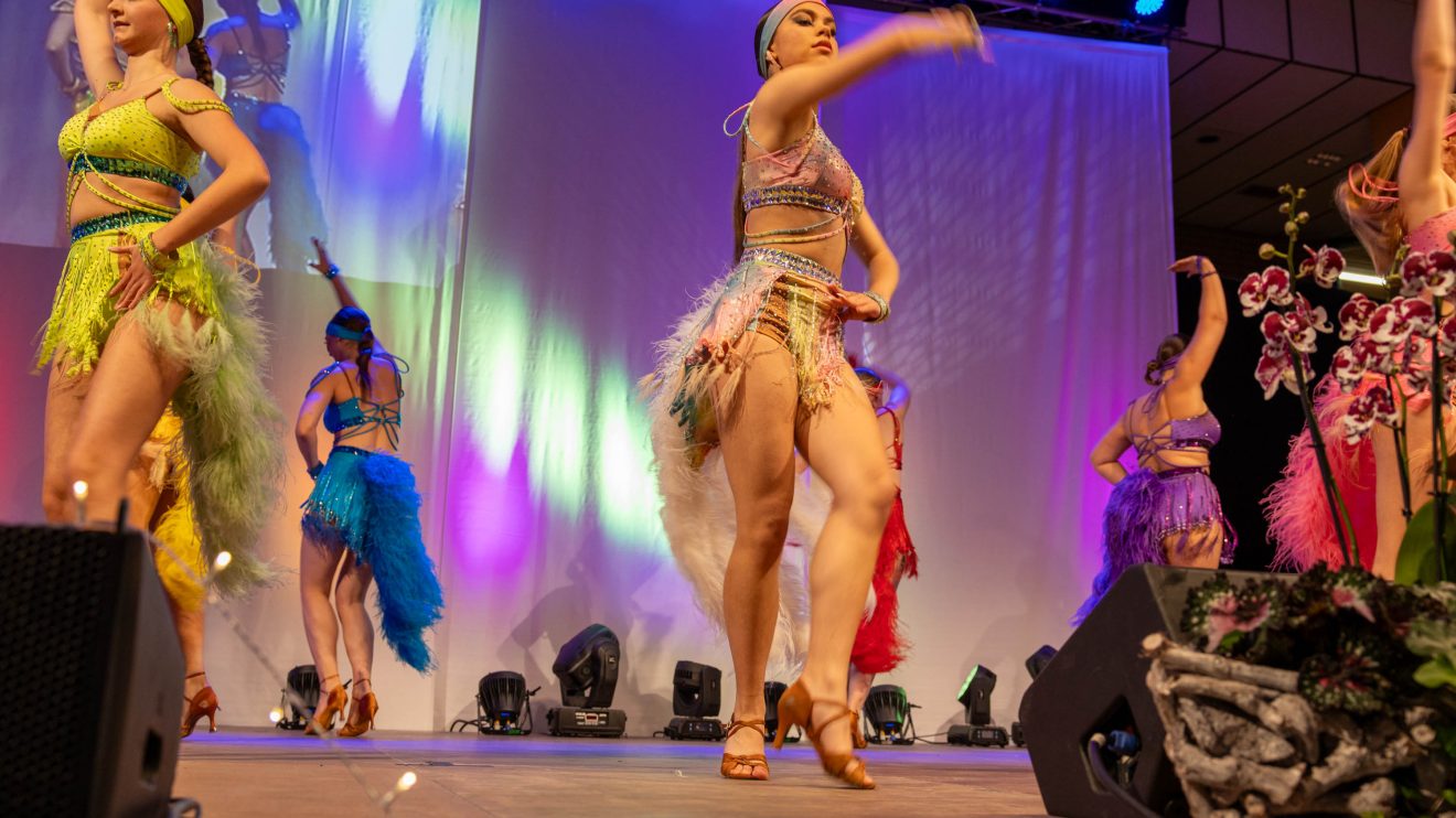 Die Tanzformation „Las Caderas“ vom Osnabrücker Sportclub auf der Bühne der Haselandhalle. Foto: Gemeinde Wallenhorst / André Thöle