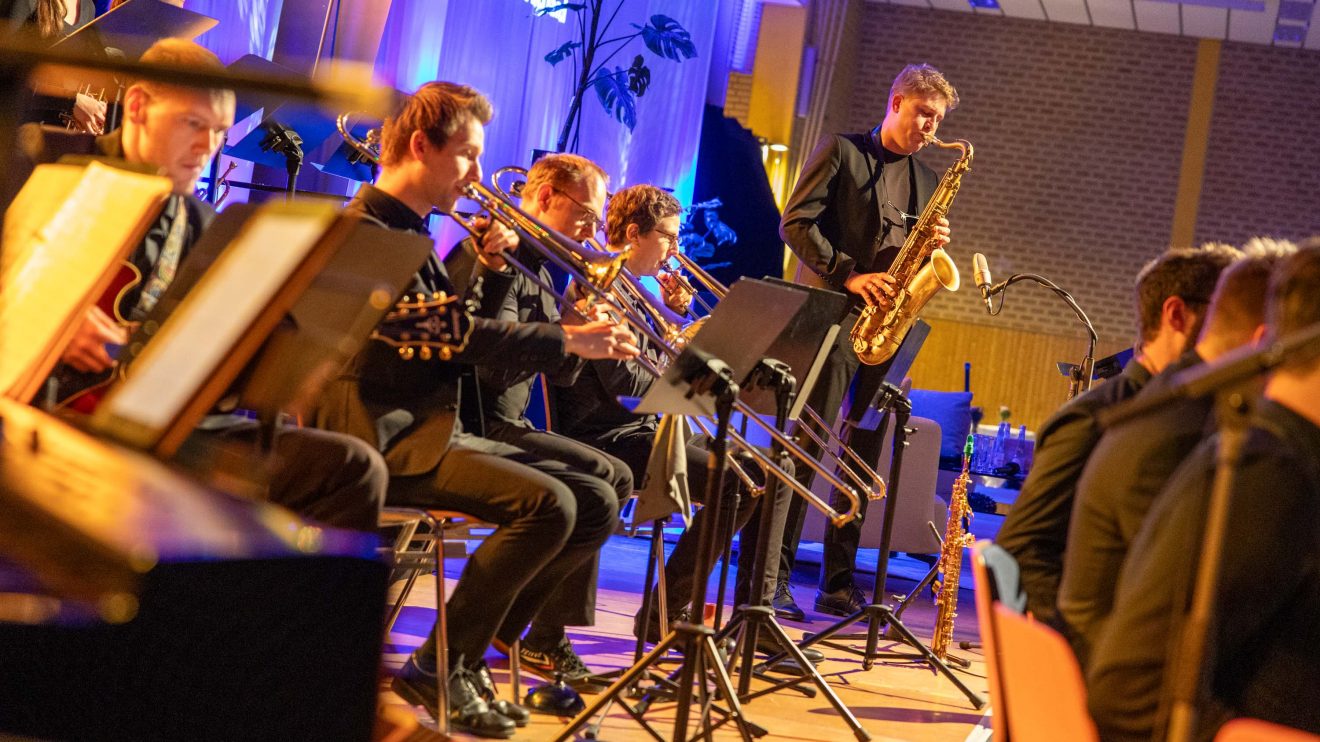 Die Brockhouse Big Band versprüht erste Weihnachtsstimmung beim Tag des Anstoßes. Foto: Gemeinde Wallenhorst / André Thöle